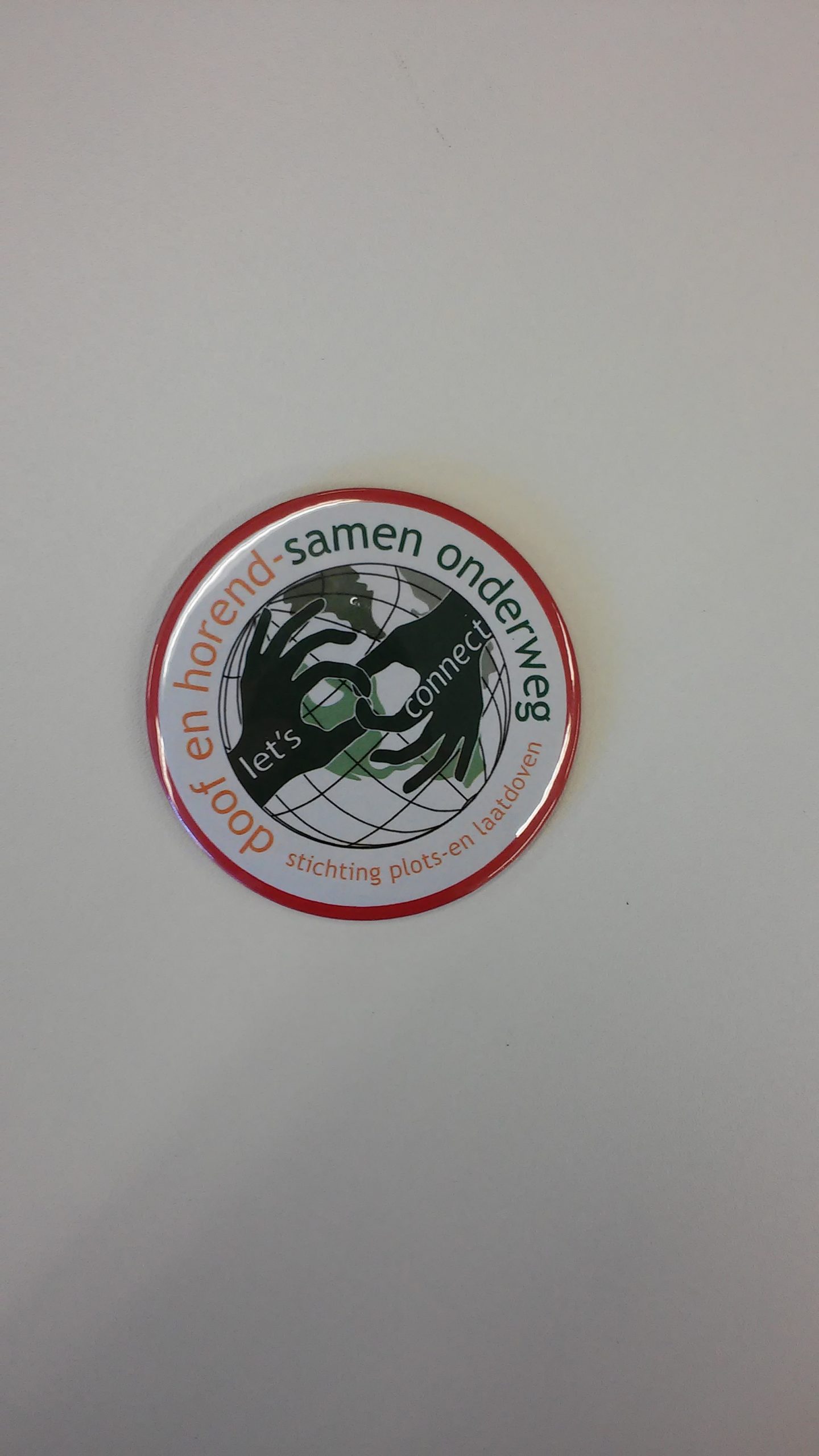 Badge “doof en horend-samen onderweg”